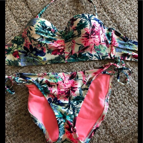 Cute bikini by Xhilaration in size medium - Picture 1 of 2
